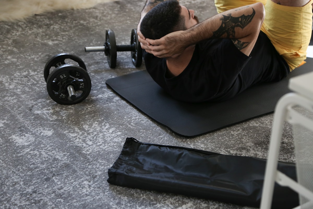 Uomo over 40 in forma che pratica esercizio fisico